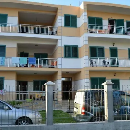 Leonardo Apartment *